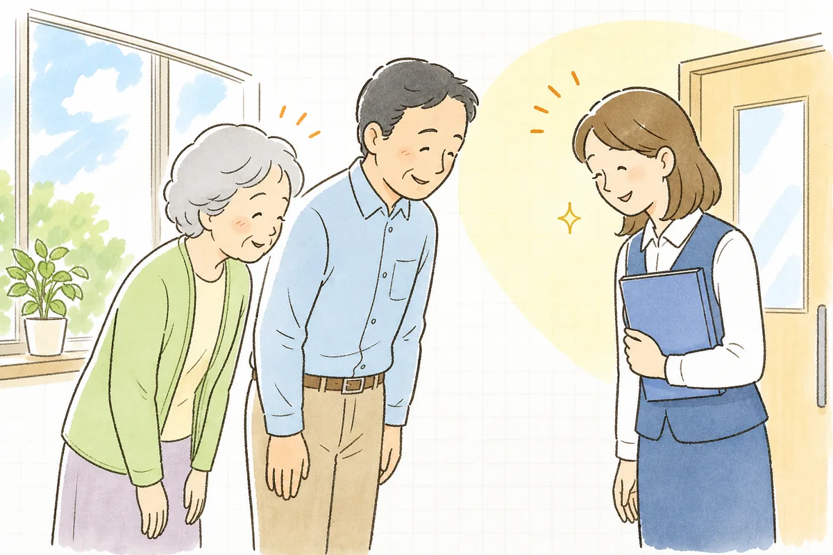 契約を終えた相談室で、利用者の高齢女性と家族に見送られながら、ほっとした笑顔で会釈している介護事業所の事務担当者